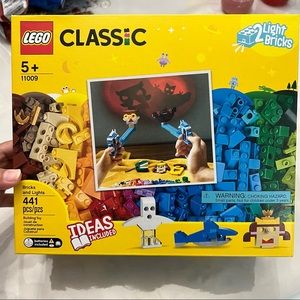 Lego-Classic 441 pieces (construction toy) NEW never been OPEN.